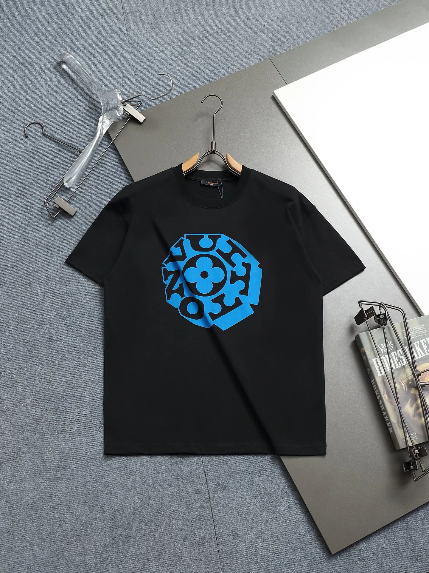 🅿️170 LV Louis Vuitton 25ss spring and summer printed short T series -1v Yayoi Kusama series pumpkin 🎃 pattern round neck short-sleeved T-shirt made of 32-count double yarn pure cotton 240g, washed at high temperature, will not shrink or fade. Comfortable to the touch, super texture❤️ Back-stitched cuff design, yellow back-mark embellishment, and a full set of accessories. A must-have for trendy men and trendy women, the classic drop-shoulder slightly wide version is available exclusively from stock!         ⚠️Only make high quality products, reject junk goods!  -Color: White Black -Size: XS S M L -Crowd: Unisex